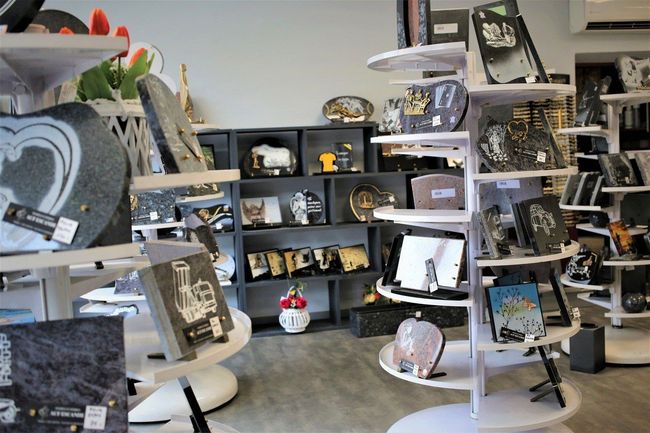 Des plaques funéraires exposées dans une agence funéraire.