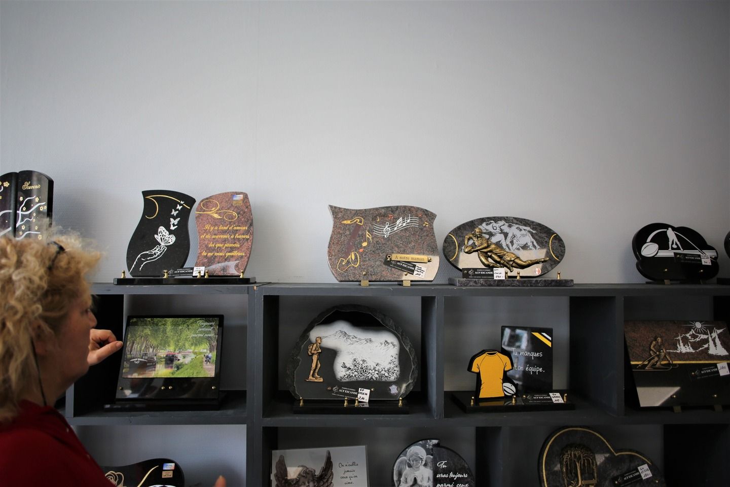 Des plaques commémoratives.