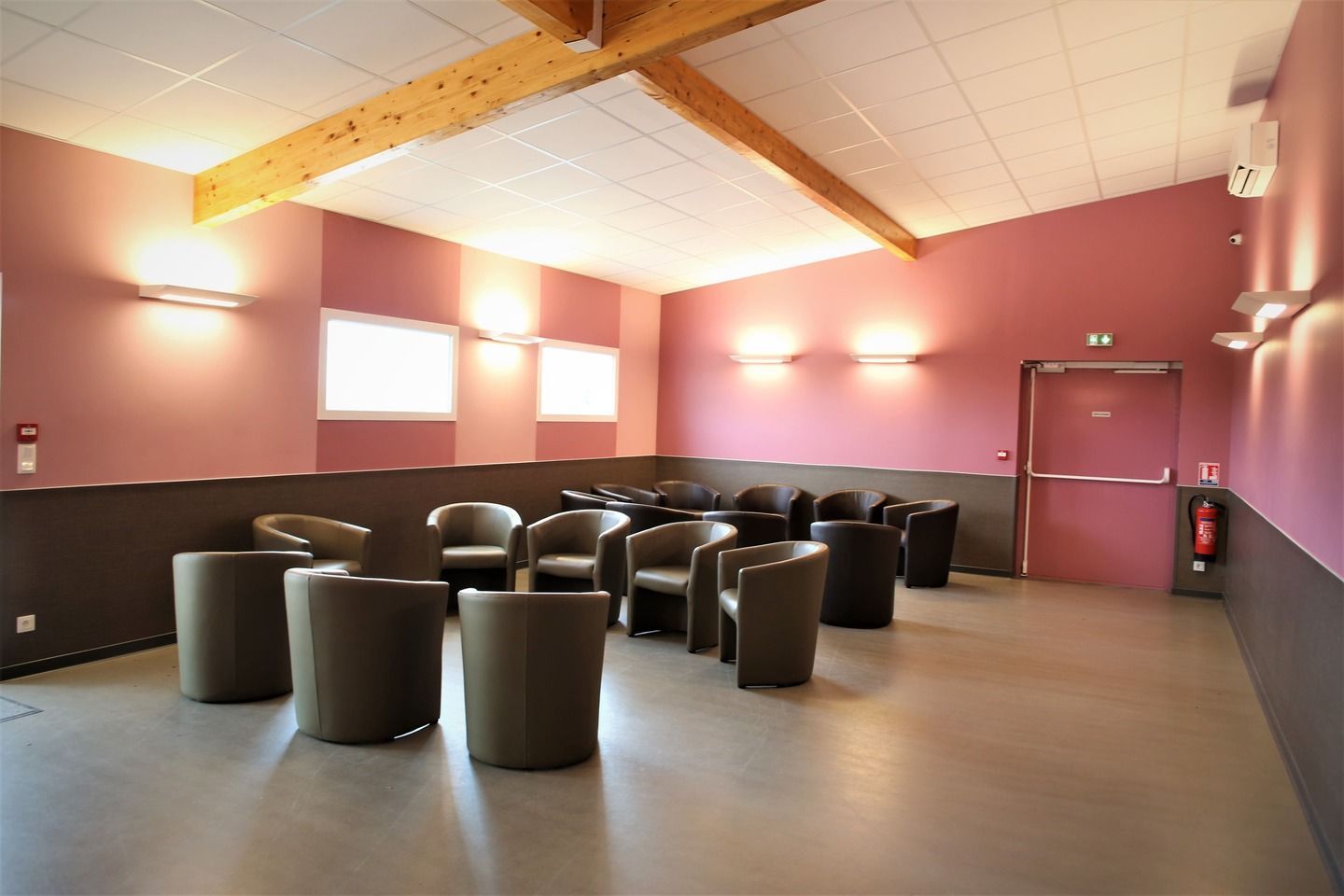 Des fauteuils dans une salle.