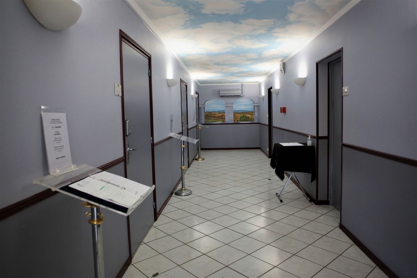 Un couloir menant à des chambres funéraires.
