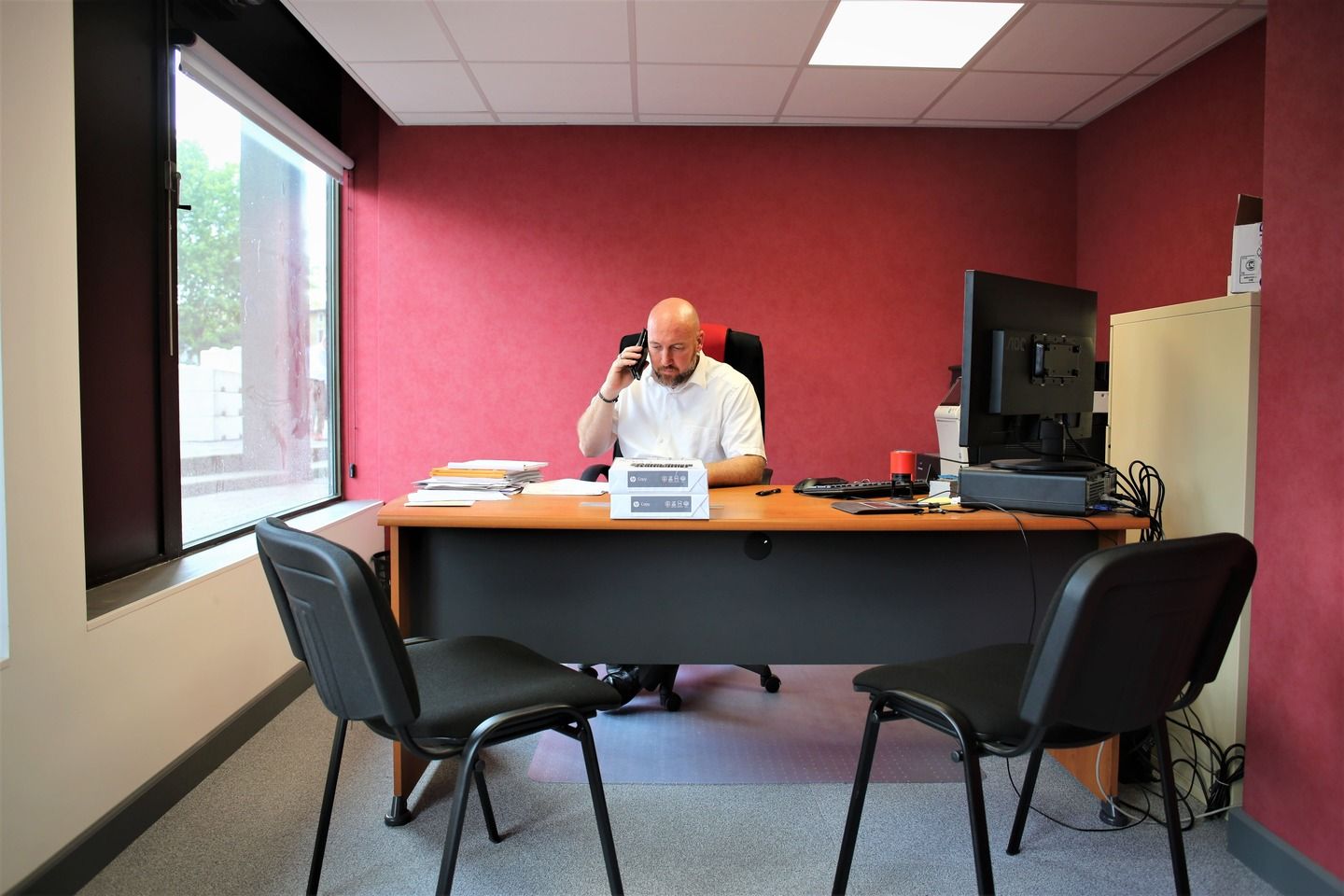 Un conseiller funéraire à son bureau en train d'échanger au téléphone.