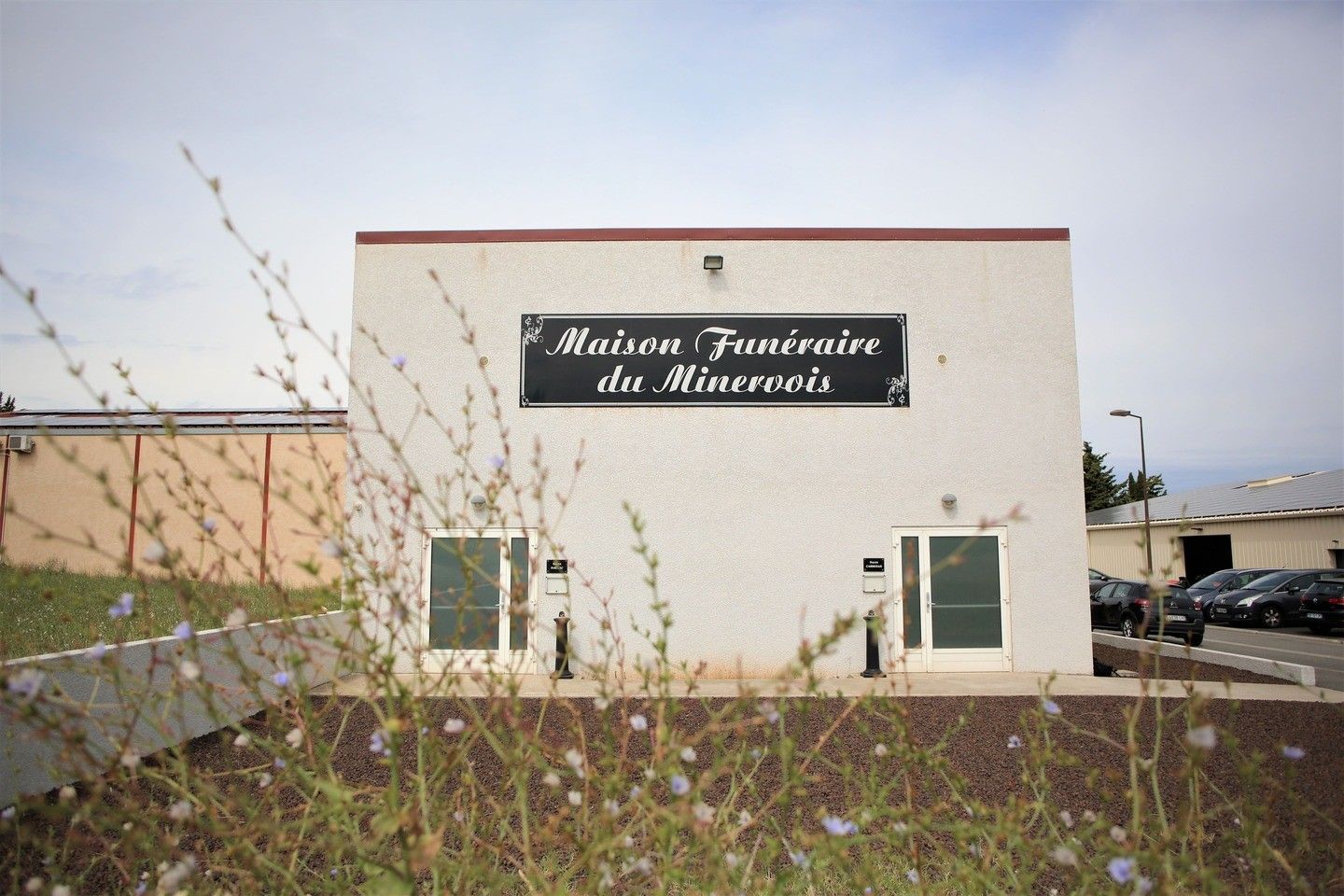 Façade de la maison funéraire du Minervois.