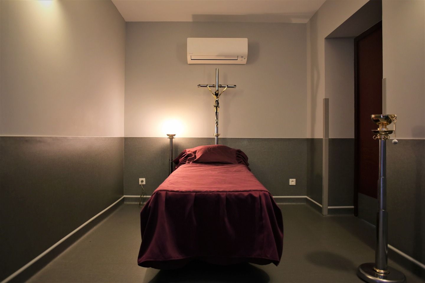 Un lit dans une chambre funéraire.