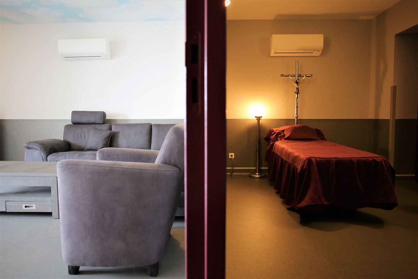 Vue de coupe d'un salon funéraire avec des fauteuils à gauche et un lit funéraire à droite.