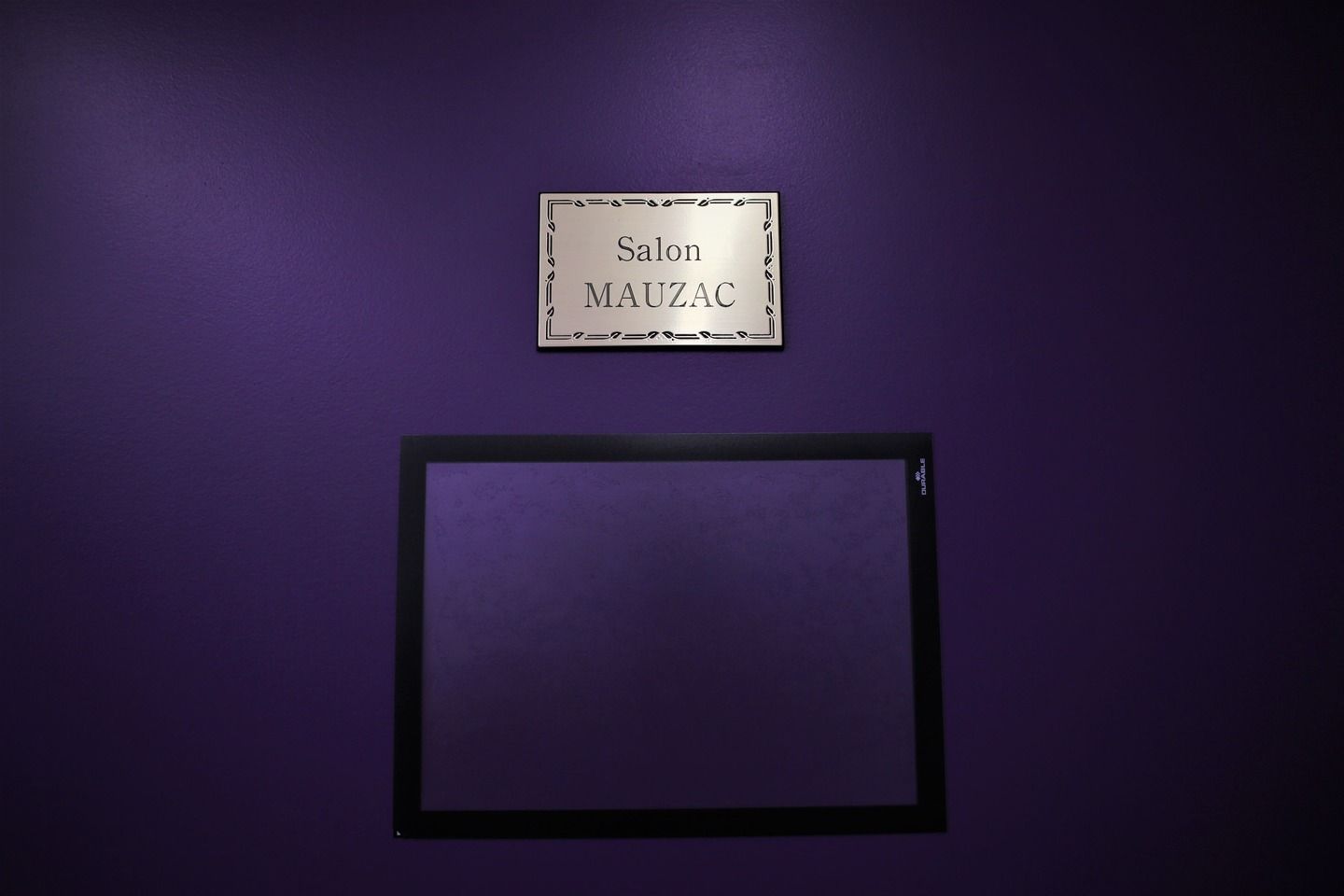 Entrée d'un salon funéraire.