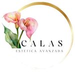 Un logotipo para Calas Estética Avanzada con flores rosas en un círculo dorado.
