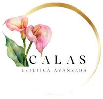 Un logotipo para Calas Estética Avanzada con flores rosas en un círculo dorado.