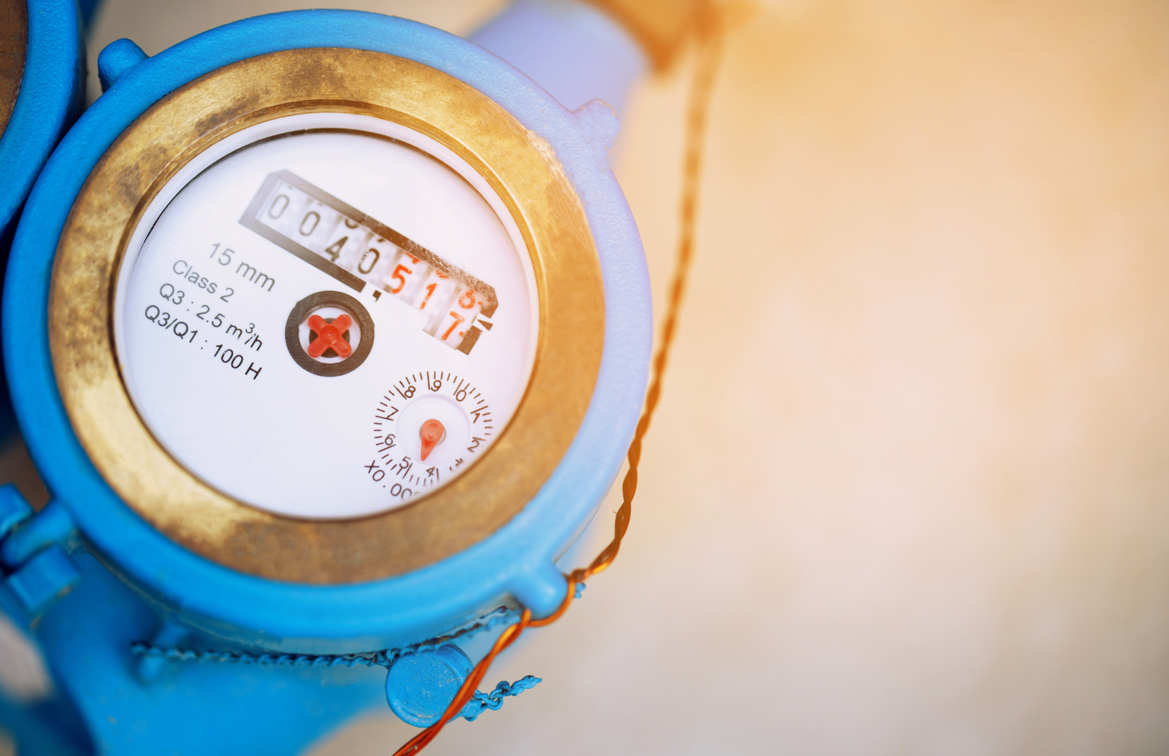 Un gros plan d'un compteur d'eau sur une surface blanche.