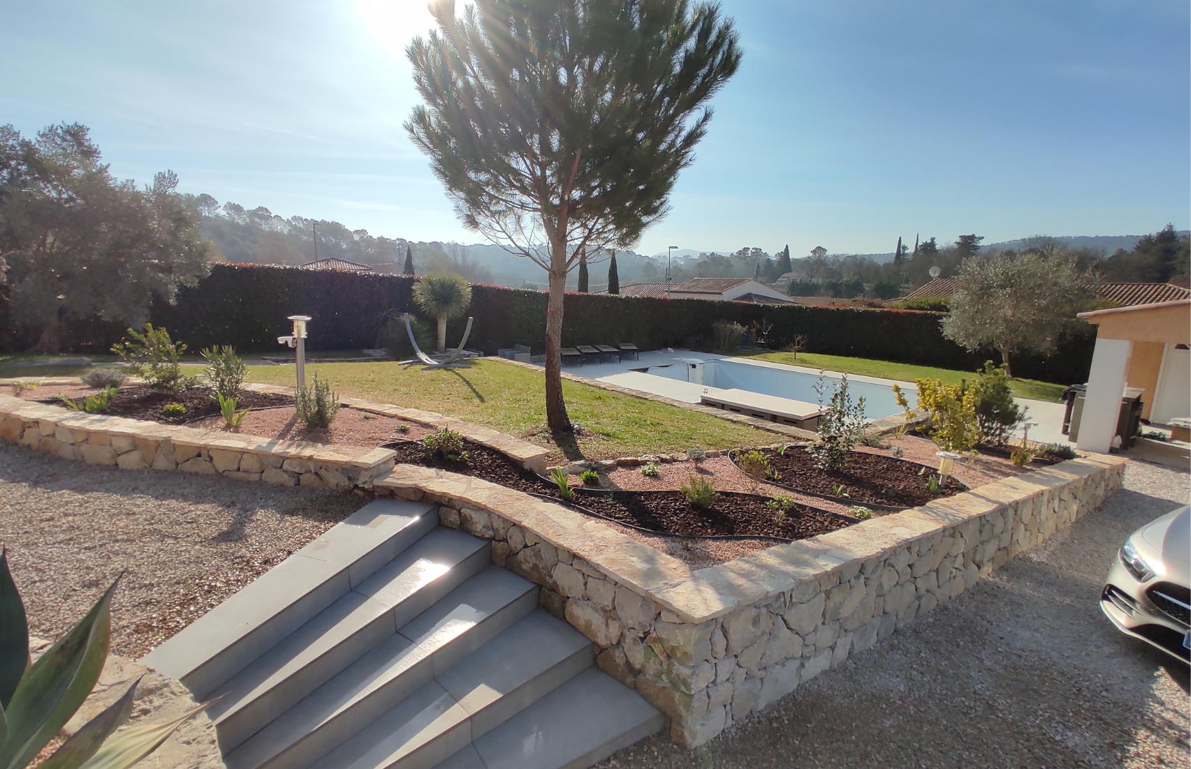 Une voiture est garée devant une piscine