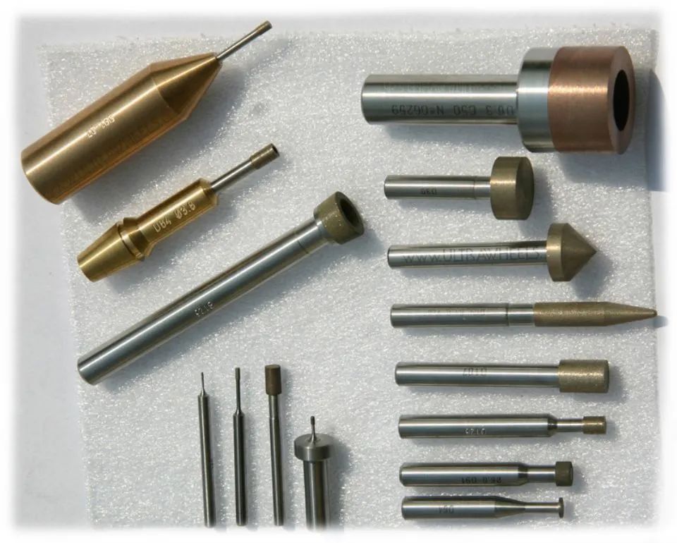 Sortiment an Metalldrehwerkzeugen und Schneideinsätzen, angeordnet auf einer hellen Oberfläche