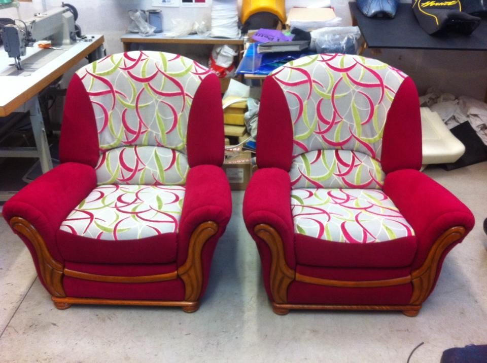 Deux fauteuils rouges à motifs dans un atelier.