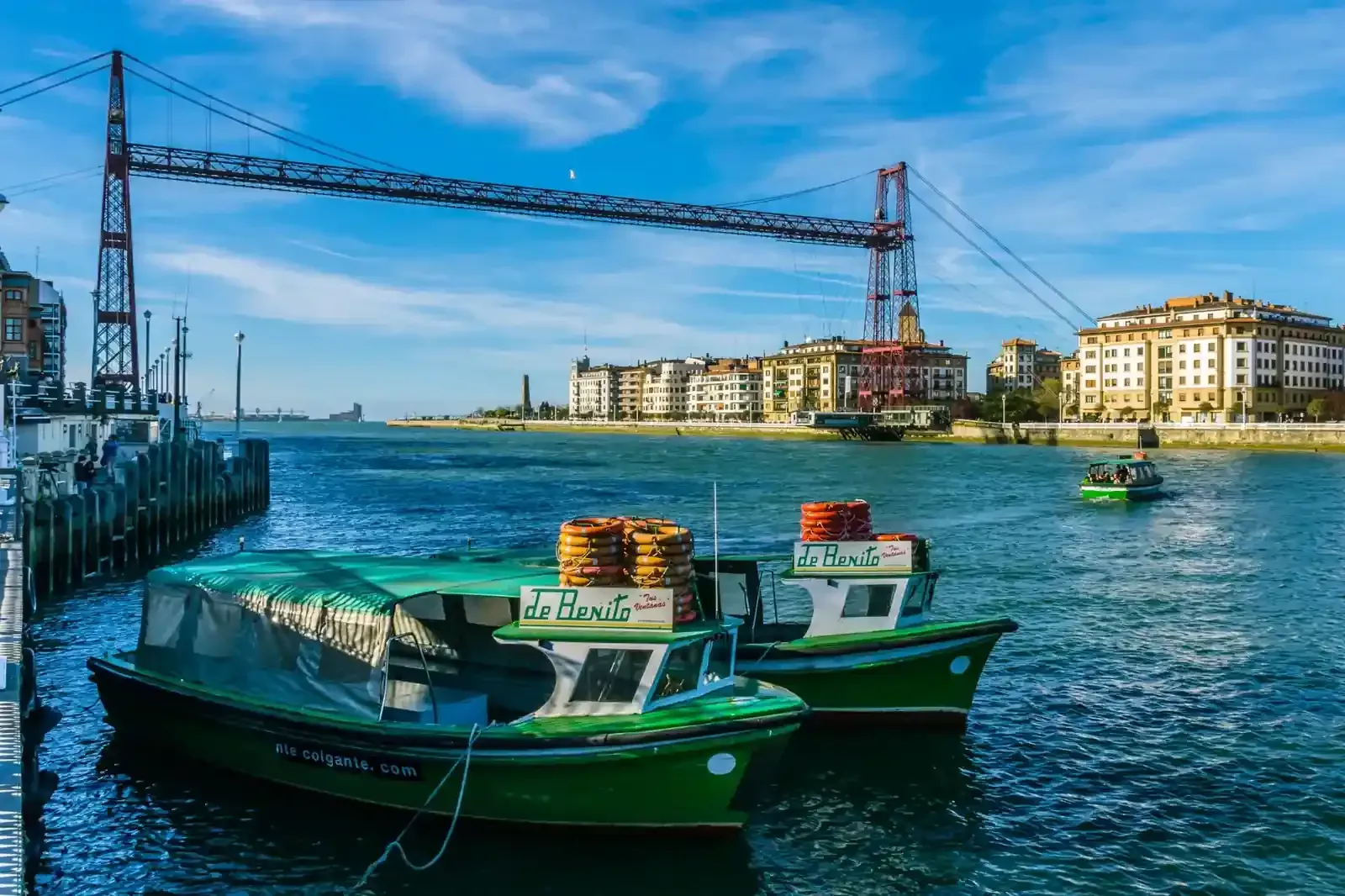 Icono de marcador de posición gris claro con un sol y montañas sobre fondo blanco