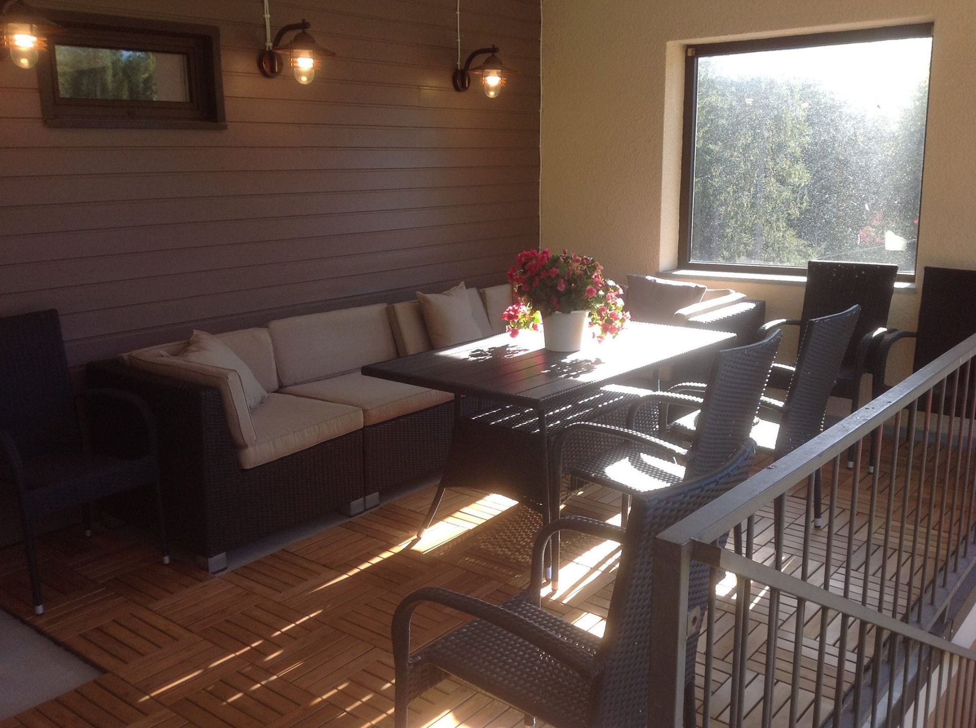 Juhlatila ja oleskelualue – Kulhuan Paakari saunatilat ja pitopalvelu yrityksille ja yksityisille