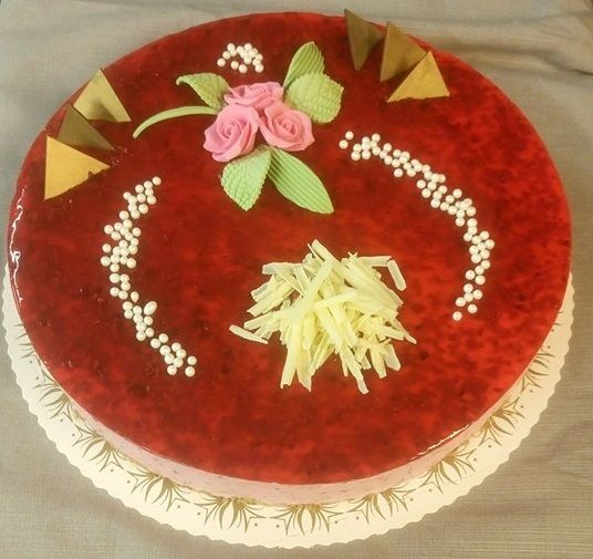 Koristeellinen juhlakakku ja jälkiruoka – Kulhuan Paakari pitopalvelu ja catering Varsinais-Suomessa