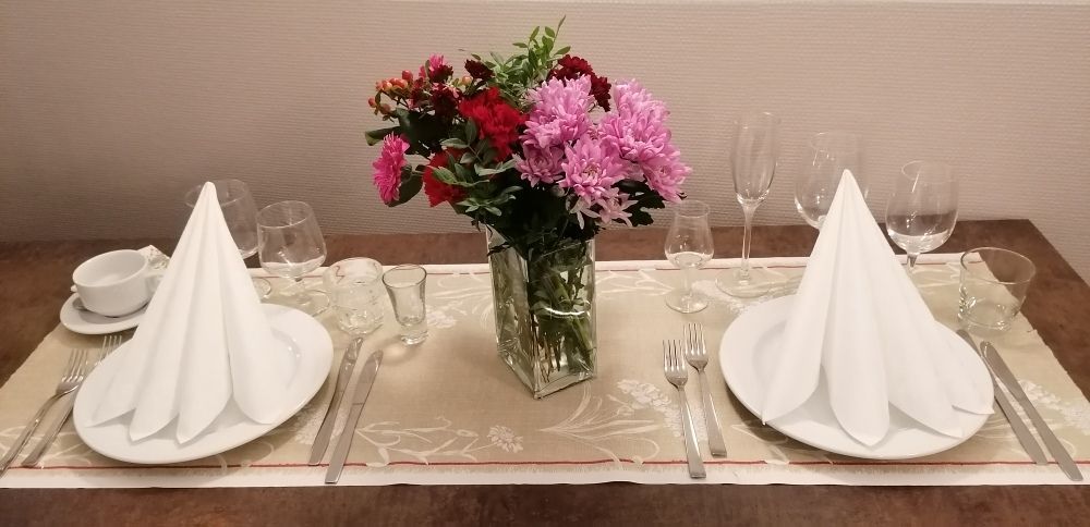 Juhlakattaus ja pöytäkoristeet – Kulhuan Paakari pitopalvelu ja juhlapalvelu Varsinais-Suomessa