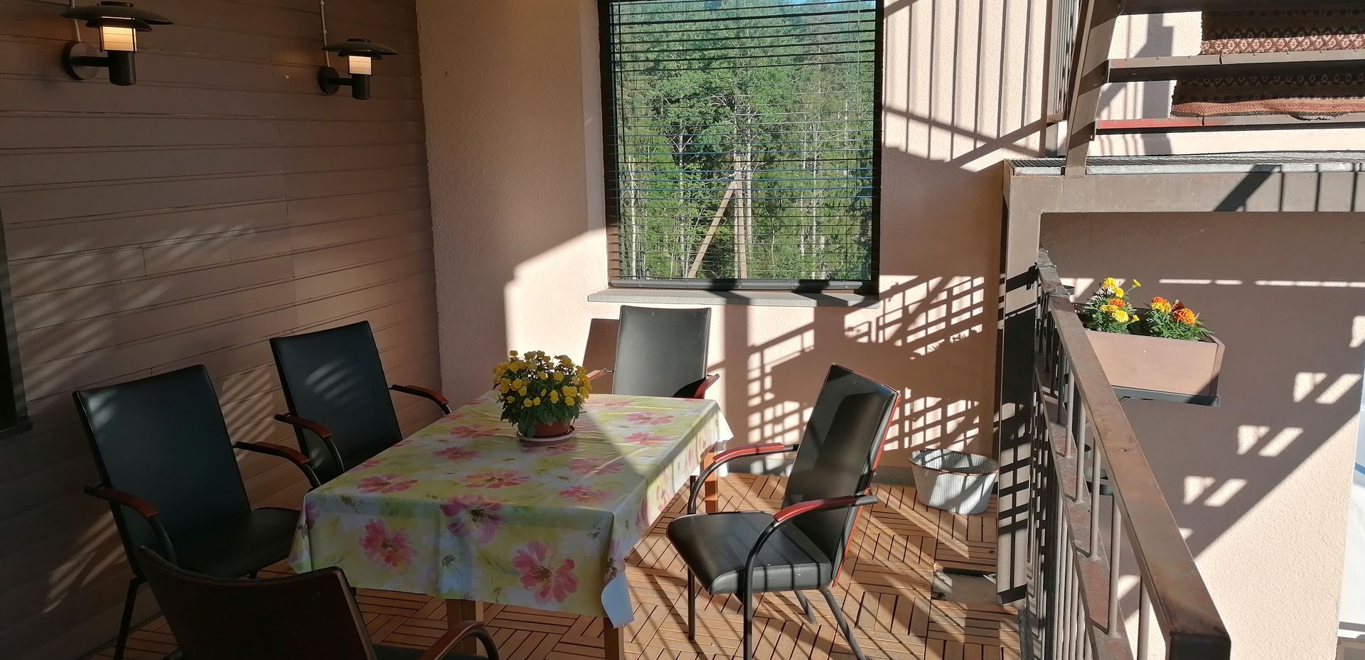 Terassialue ja istumapaikat – Kulhuan Paakarin saunatilat ja catering juhliin