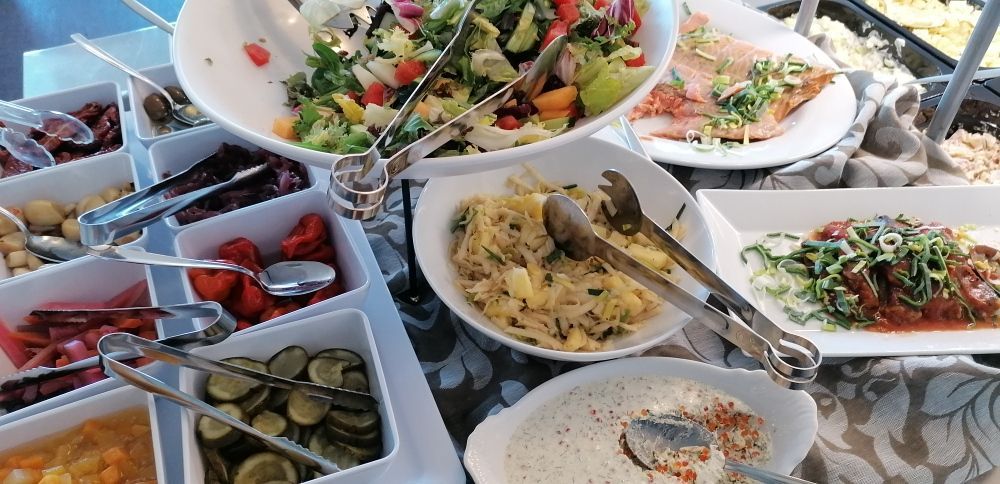 Salaattipöytä ja buffetruoka – Kulhuan Paakari pitopalvelu ja catering juhliin