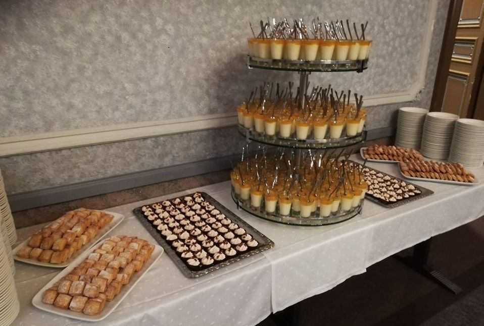 Jälkiruokapöytä ja makeat herkut – Kulhuan Paakari pitopalvelu juhliin ja tapahtumiin