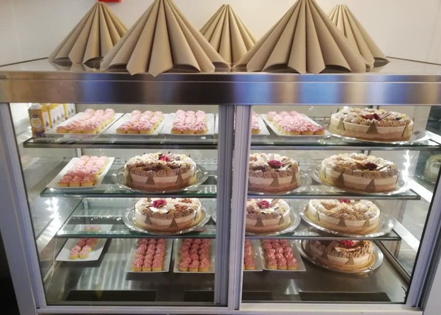 Kakkuvitriini ja jälkiruoat juhliin – Kulhuan Paakari pitopalvelu ja catering juhlapalvelu