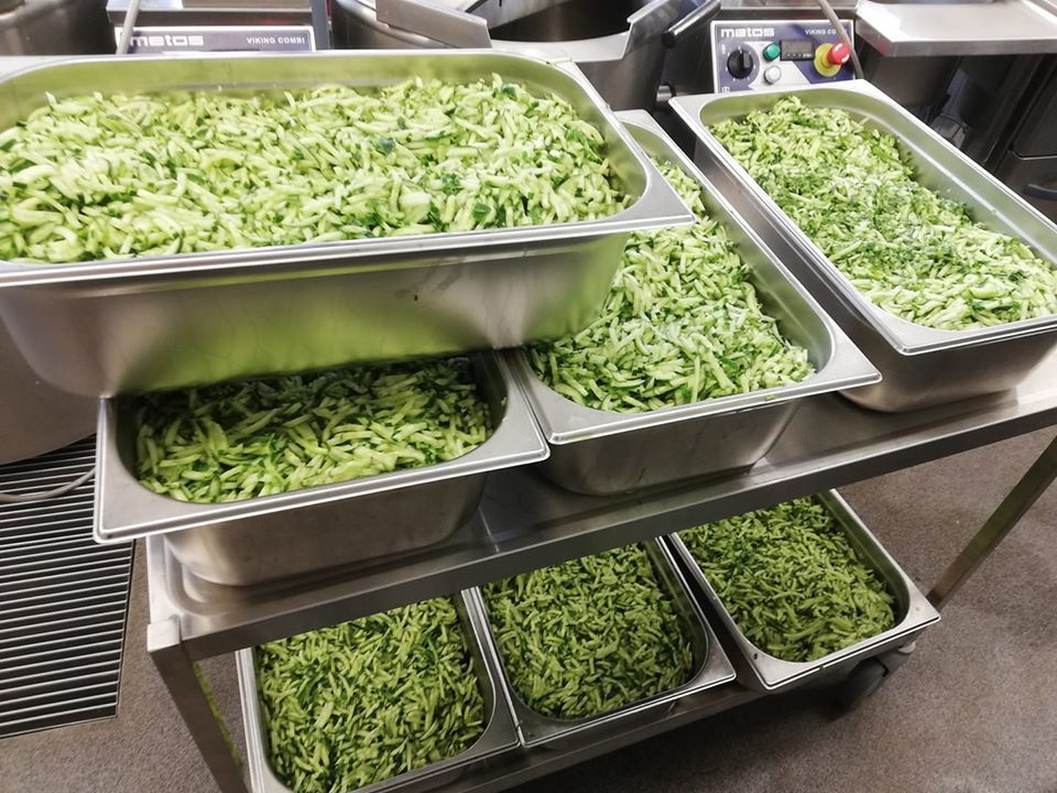 Tuoreet vihannekset ja lisukkeet buffetpöytään – Kulhuan Paakari catering ja pitopalvelu