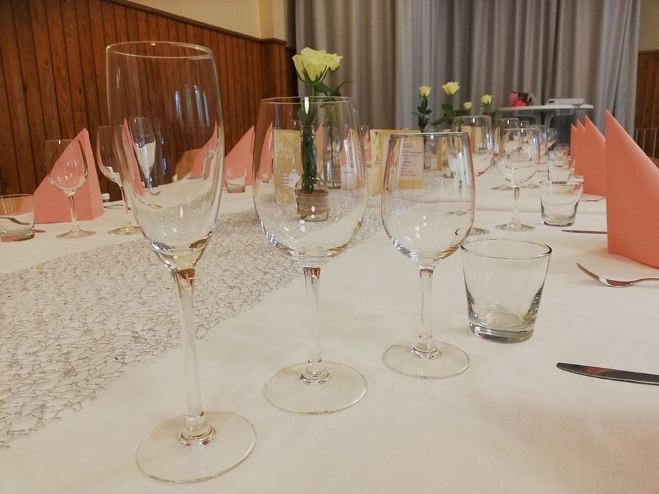 Juhlakattaus ja lasit – Kulhuan Paakarin pitopalvelu ja juhlapalvelu Varsinais-Suomessa