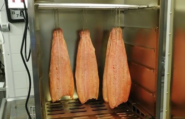 Savulohi ja kalatarjoilu juhliin – Kulhuan Paakari pitopalvelu ja catering Varsinais-Suomessa