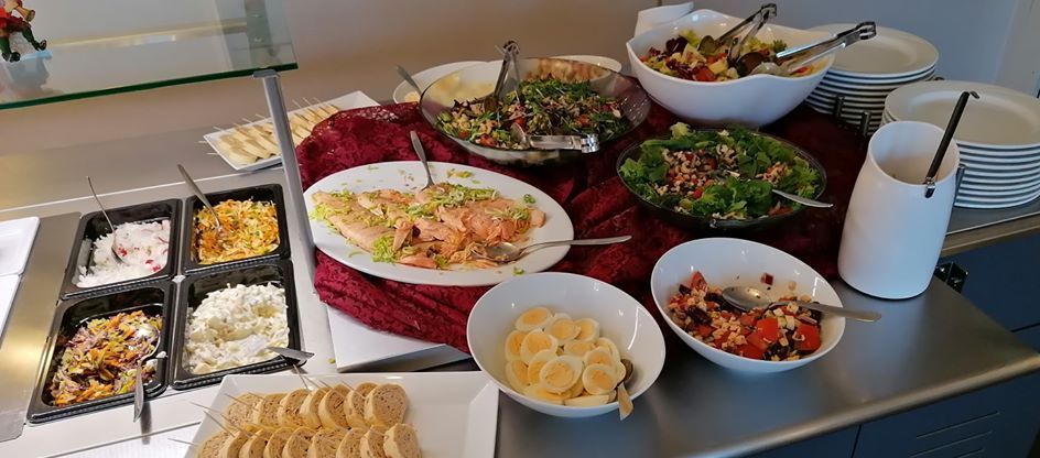 Buffet-lounas ja lämmin ruoka juhliin – Kulhuan Paakari catering ja pitopalvelu