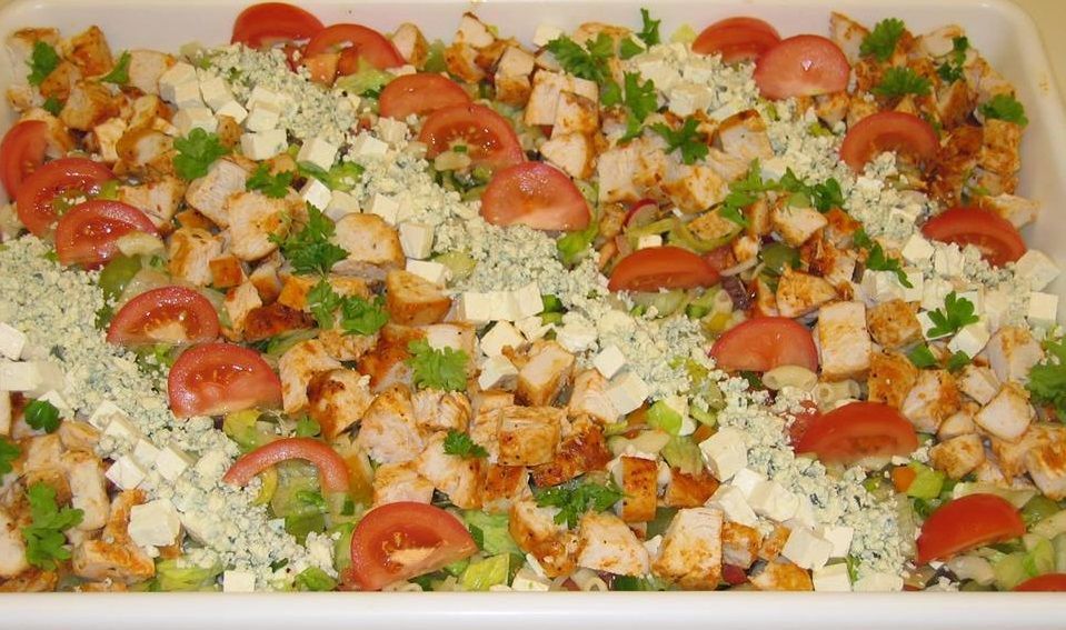 Tuore vihersalaatti ja kasvisruoat – Kulhuan Paakarin pitopalvelu ja catering Varsinais-Suomessa