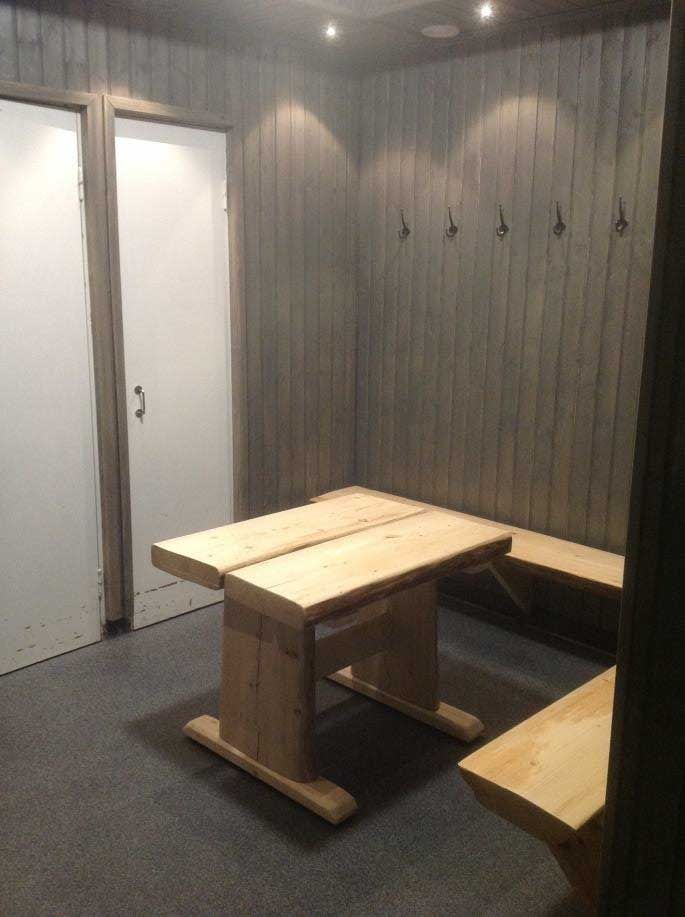 Pukuhuone ja suihkutilat – Kulhuan Paakari saunatilat ja catering saunailtoihin