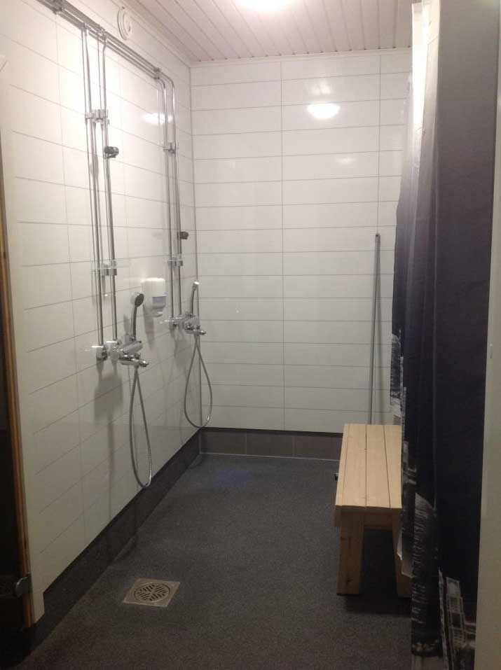 Suihkutilat ja saunatila – Kulhuan Paakarin juhla- ja saunatilapalvelut Varsinais-Suomessa