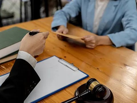 Un juez sostiene un trozo de papel delante de una mujer.