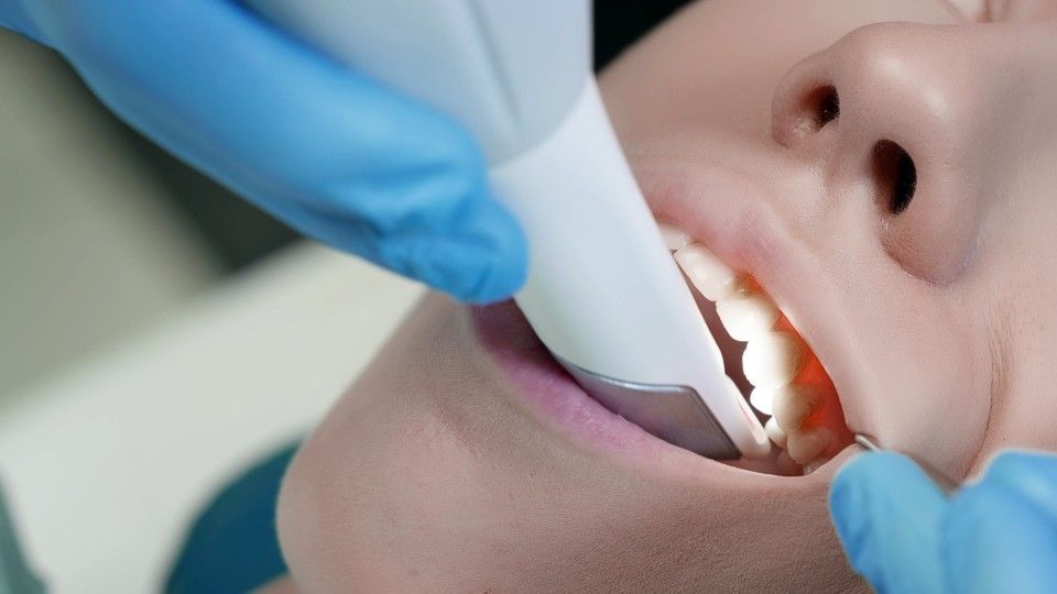 Eine Frau lässt ihre Zähne von einem Zahnarzt untersuchen.