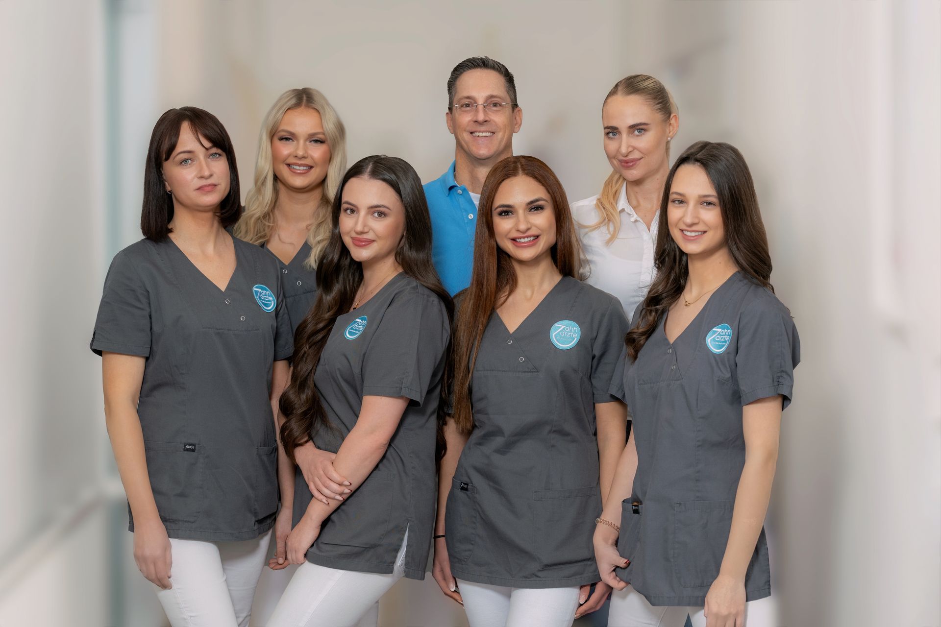 Das Team berät zur Zahnbehandlung