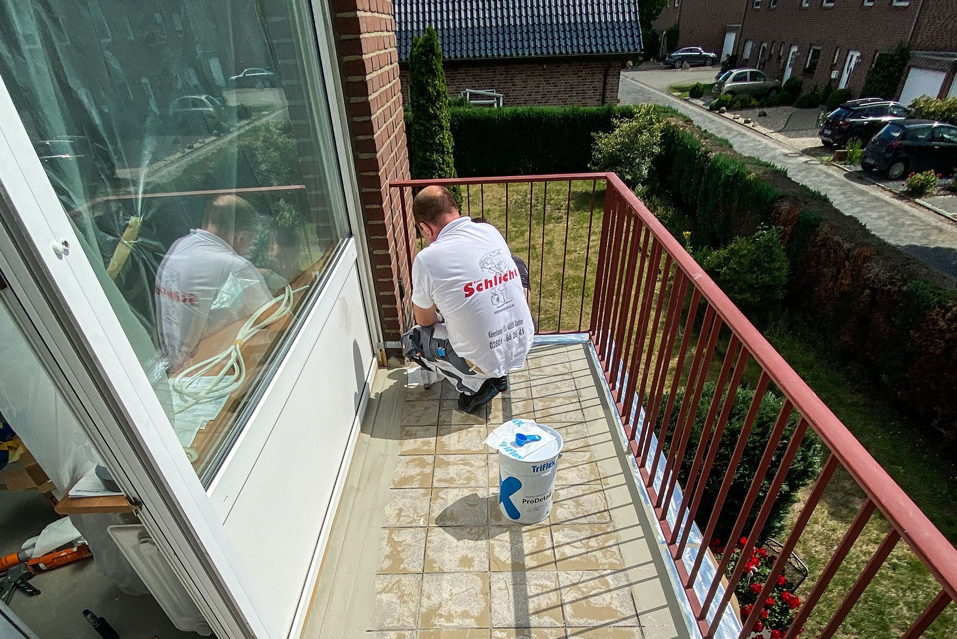 Mann arbeitet an der Abdichtung eines Balkons mit Triflex