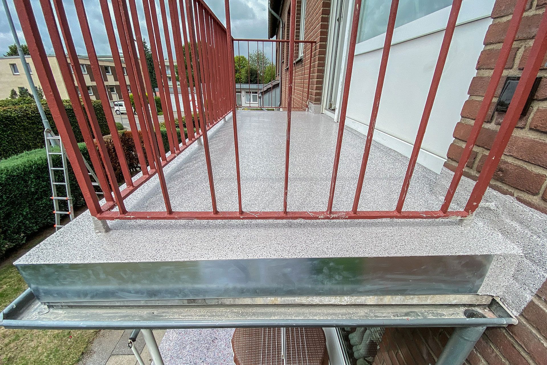Balkon mit rotem Eisengerüst
