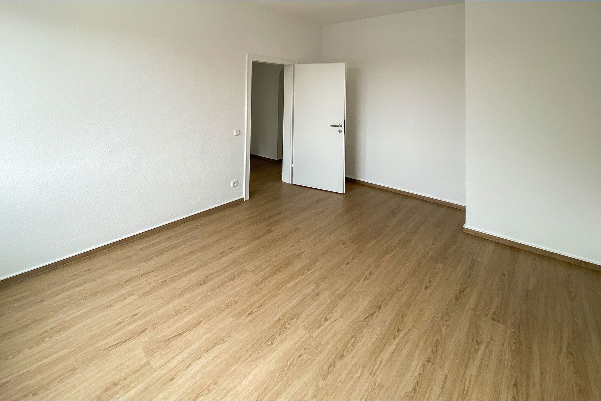 Neu verlegter Laminatboden in einem hellen Raum