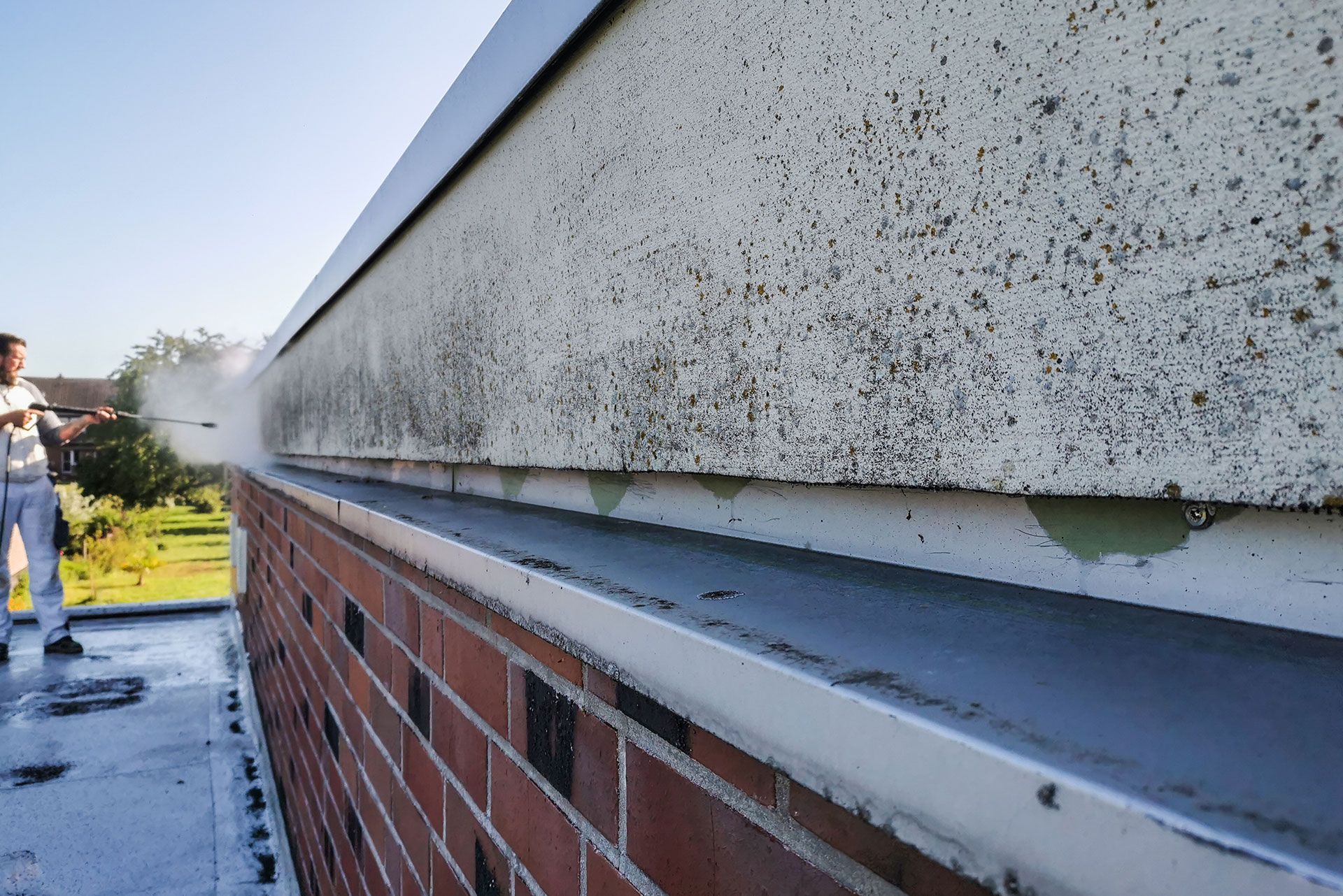 Reinigung einer alten Fassade