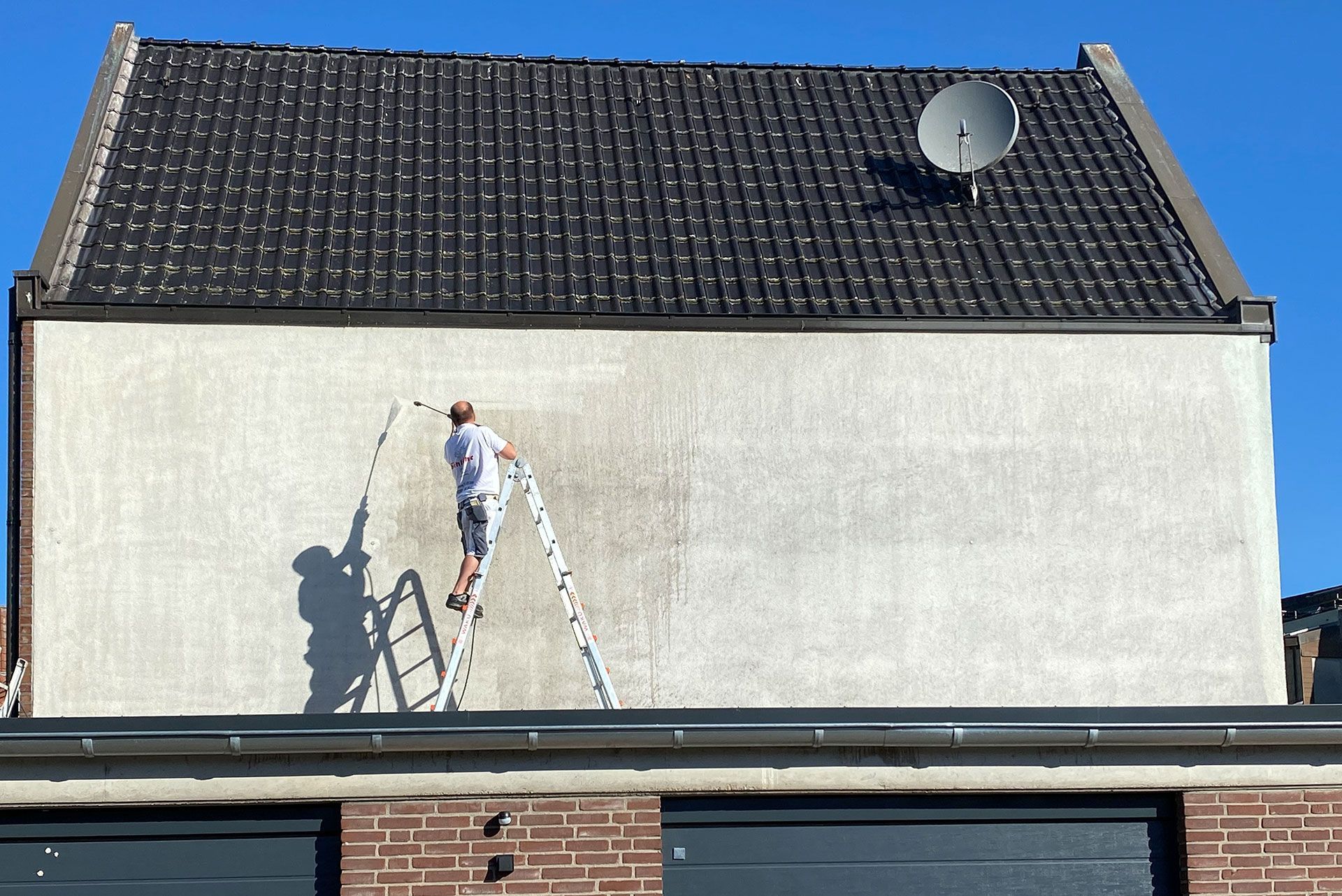 Reinigung einer weißen Fassade