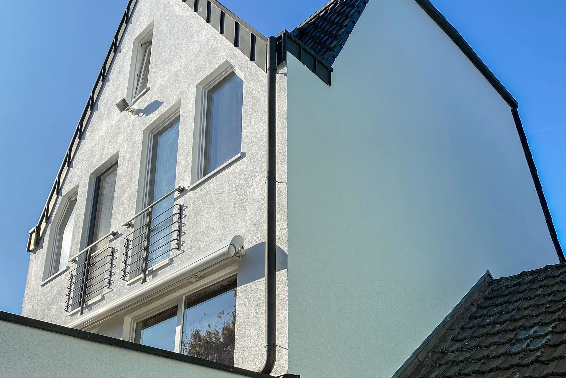 Frisch getstrichene Fassade eines weißen Hauses