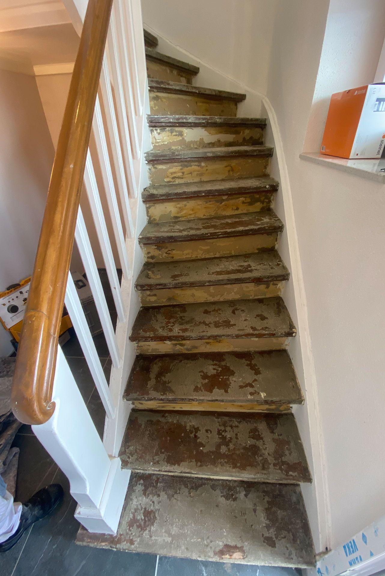 Alte Holztreppe vor Restauration