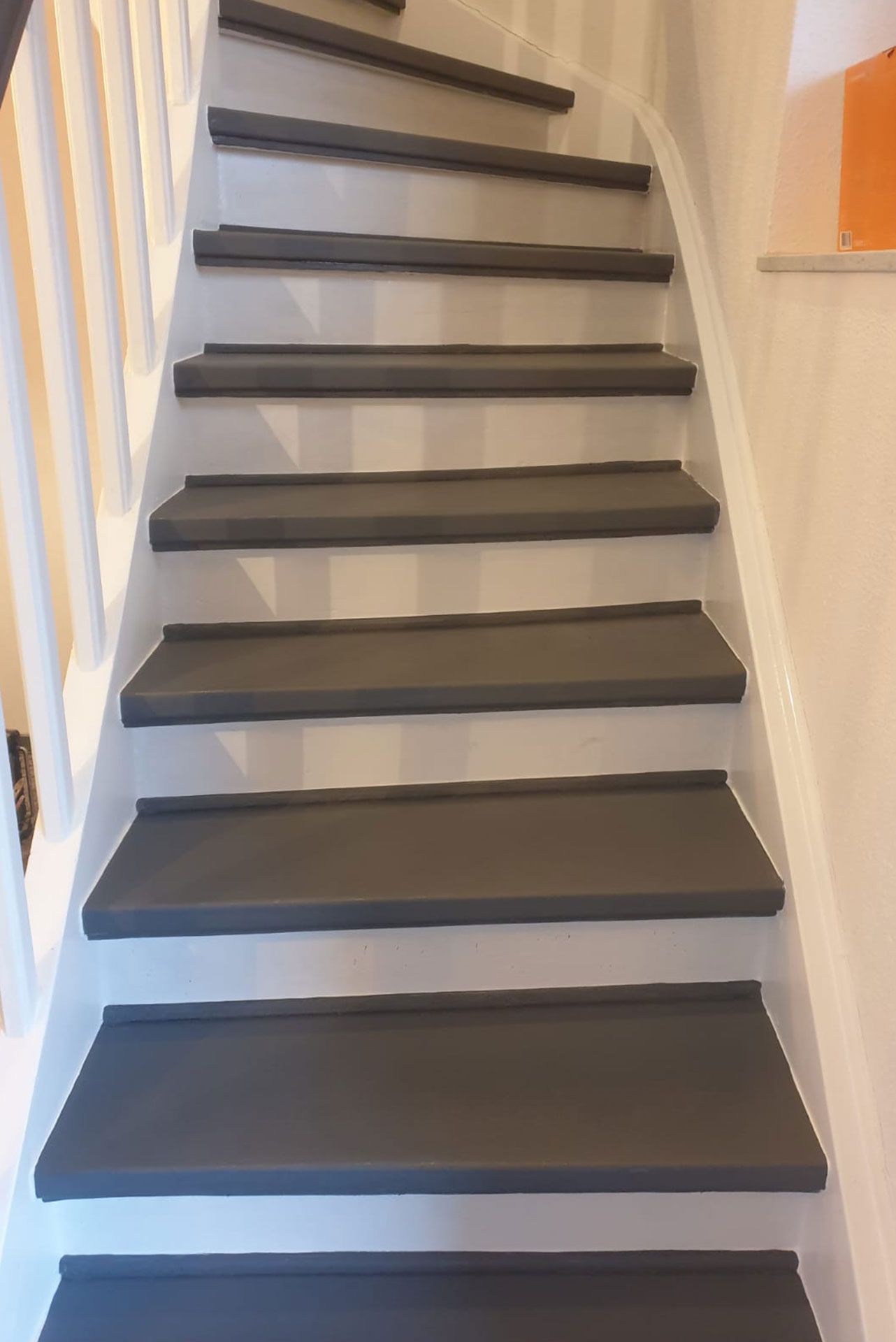 Gestrichene Holztreppe nach Restauration