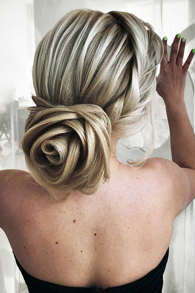 Coiffure chignon de mariage avec couronne de tresse et chignon en forme de rose
