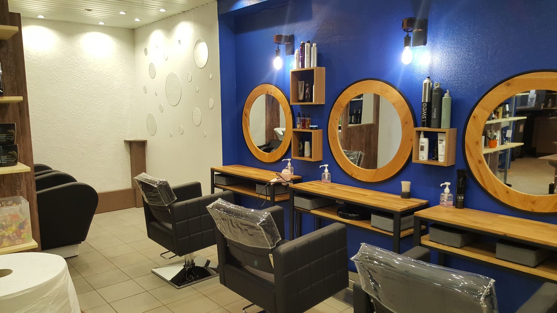 Salon de coiffure avec miroirs et places pour couper ou colorer les cheveux