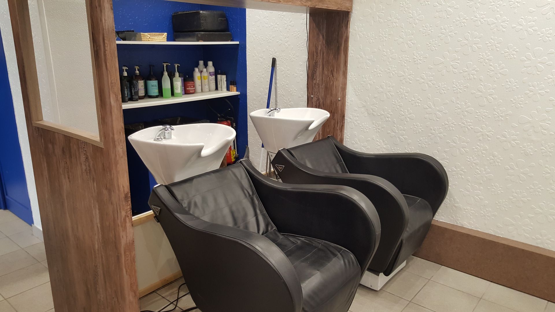 Deux bacs pour laver les cheveux accompagnés de leur fauteuil massant