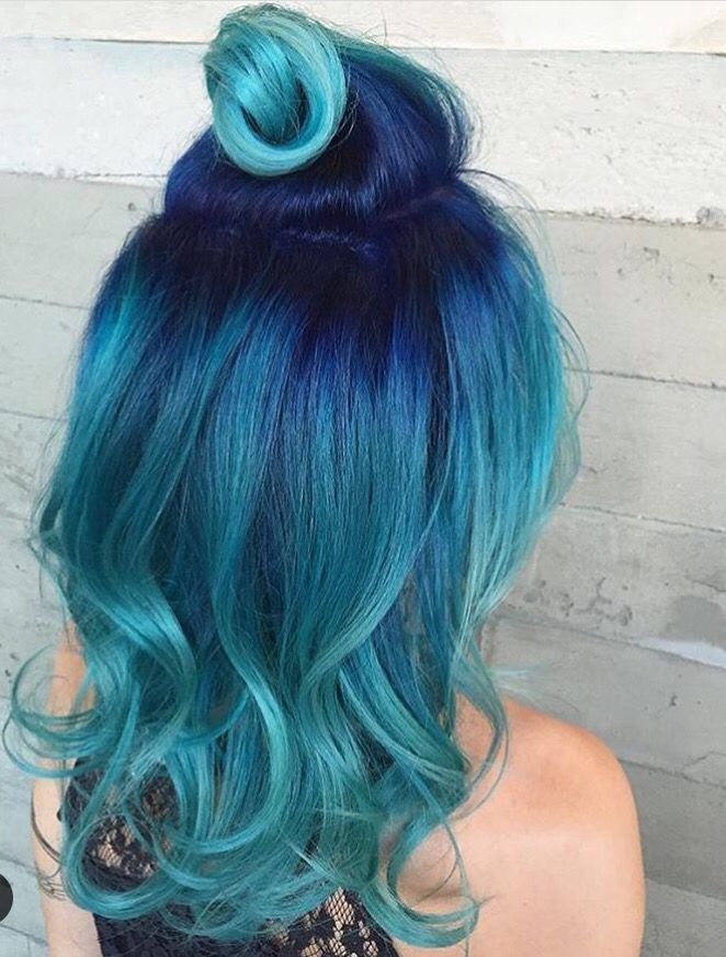 Coloration bleue avec dégradé et coiffure fantaisie