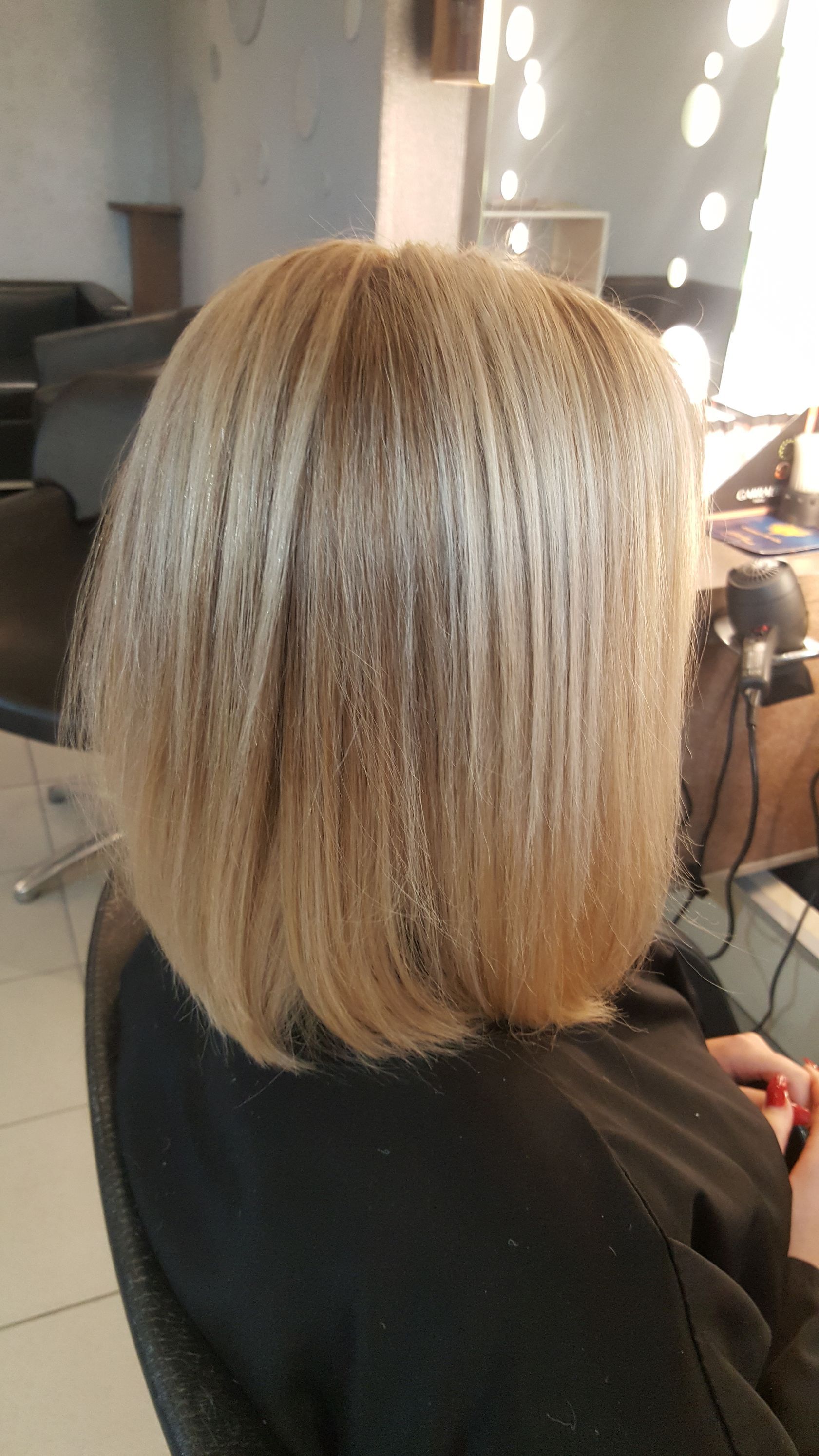 Coupe au carré sur cheveux blonds