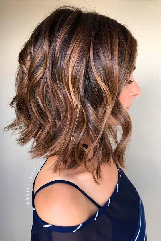 Ombré sur cheveux mi-longs châtains avec permanente