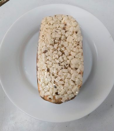 Un plato blanco con una hogaza de pan encima