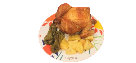 Un plato de comida con pollo, patatas y pimientos sobre un fondo blanco.