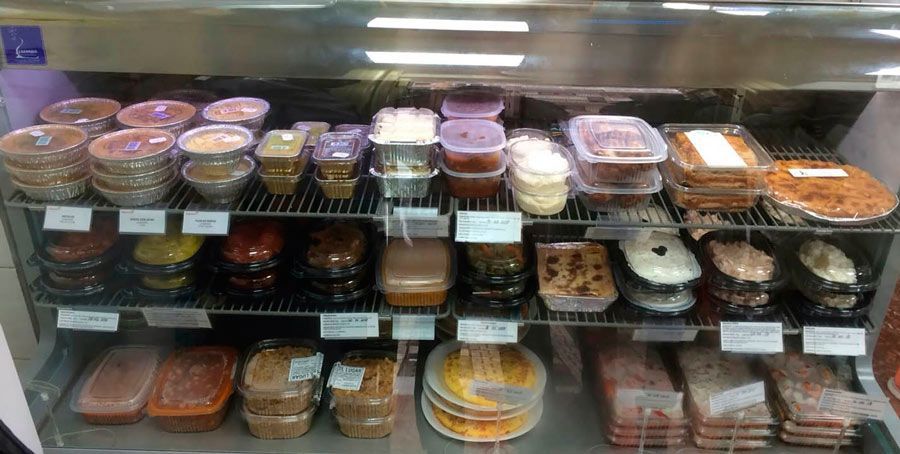 Un refrigerador lleno de muchos tipos diferentes de alimentos.